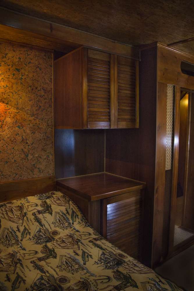 Каждая каюта оборудована двуспальной кроватью, столом, платяным шкафом, сейфом, тумбой и подвесным шкафом