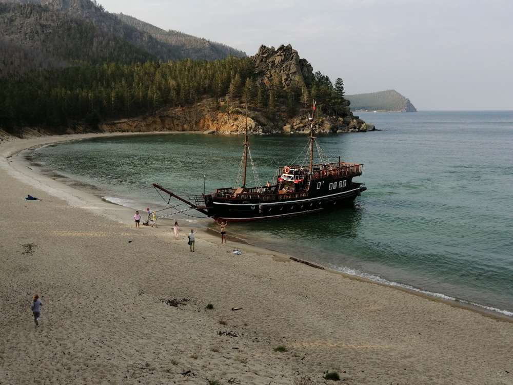Бухта Бабушка, наряду с Песчанкой одно из немногих мест на Байкале. где вода теплая все лето