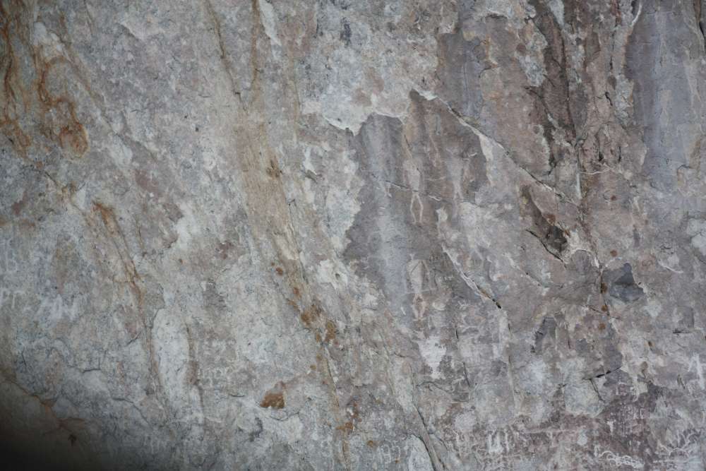 наскальные рисунки - петроглифы. Говорят им 5 тыс. лет